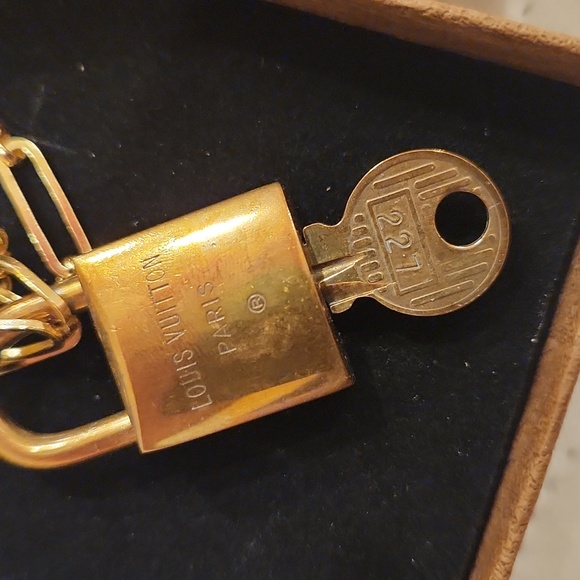 AUTHENTIC LOUIS VUITTON Vintage Lock and Key on a Gold Plated Chain Neck… - Picture 6 of 6